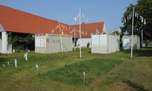 Drei Container stehen auf der Wiese beim Pavelhaus.